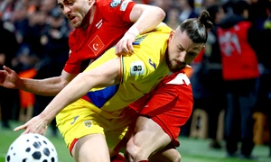 România - Turcia: Alper Yilmaz și Radu Drăgușin FOTO EPA/EFE