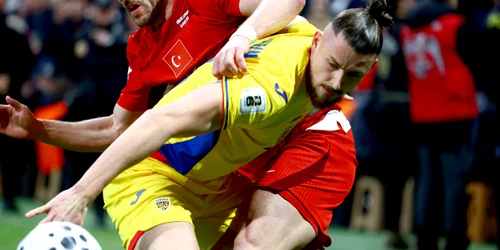 România - Turcia: Alper Yilmaz și Radu Drăgușin FOTO EPA/EFE