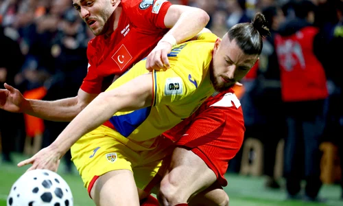 România - Turcia: Alper Yilmaz și Radu Drăgușin FOTO EPA/EFE