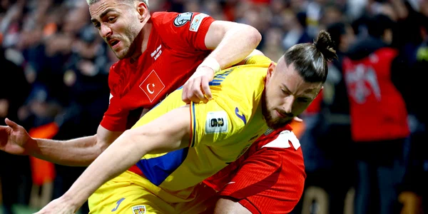 România - Turcia: Alper Yilmaz și Radu Drăgușin FOTO EPA/EFE