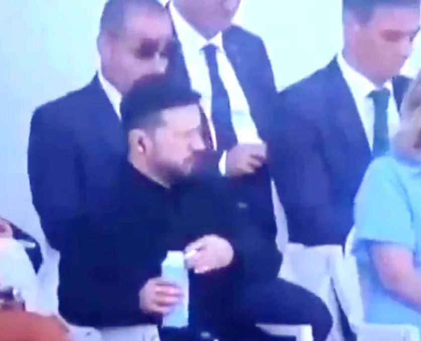 Volodimir Zelenski deschide o sticlă cu apă