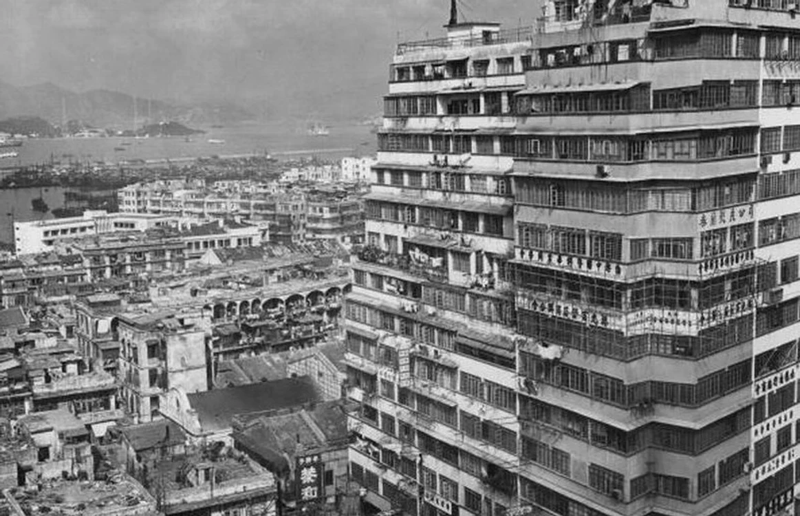 
    Kowloon Walled City a fost cel mai populat loc de pe planetă înainte de a fi demolatFoto Getty  