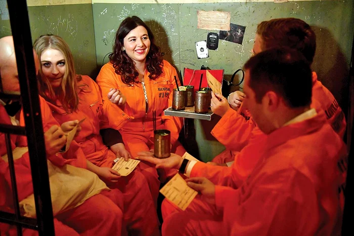 Cocteilurile sunt servite în cutii de conserve ruginite