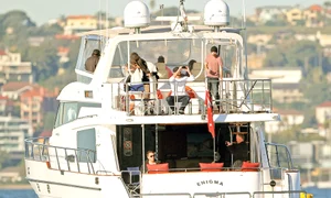 Solista conversează,  de zor, cu una dintre  invitatele la petrecerea  ei, în vreme ce băieţii  sunt foarte bine dispuşi (fotografii: guliver) jpeg