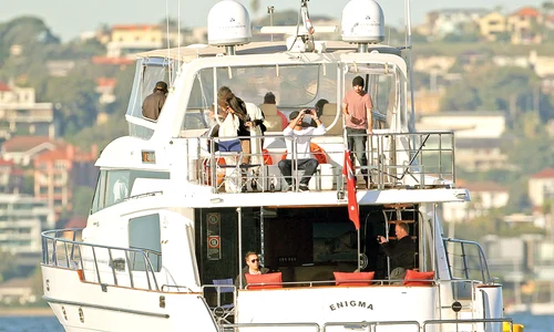 Solista conversează,  de zor, cu una dintre  invitatele la petrecerea  ei, în vreme ce băieţii  sunt foarte bine dispuşi (fotografii: guliver) jpeg