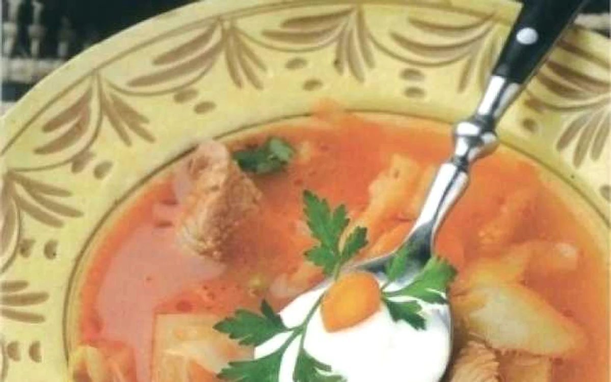 
    Gastronomul Radu Anton Roman, un nume de referinţă în bucătăria românească, are o rețetă tradițională pentru ciorba acrită cu borșFOTO: adevarul.ro  