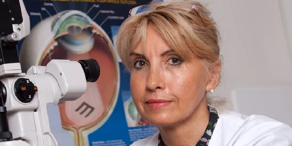 Femeia este singura specializata in oculoplastie din Romania