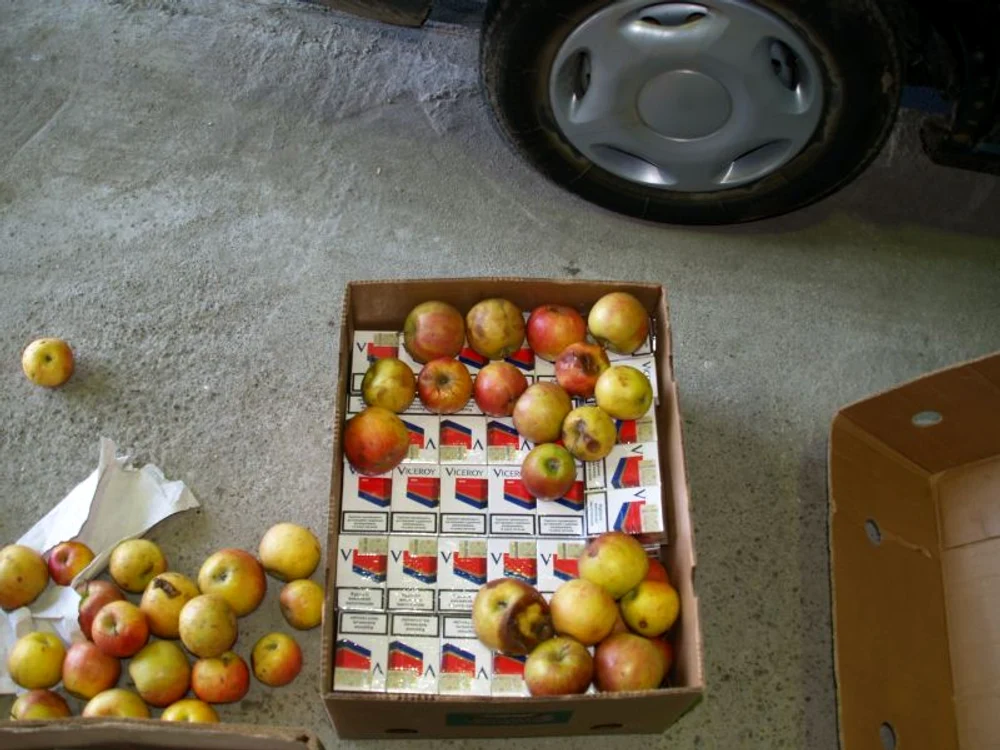 Ţigări de contrabandă dosite în lăzi cu mere