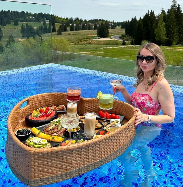 Poți lua micul dejun în piscina hotelului