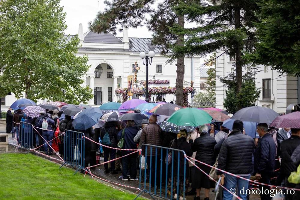 Peste 115.000 de pelerini s-au închinat la moaştele Sfintei Parascheva de la Iaşi. Duminică seara are loc procesiunea pe străzile oraşului