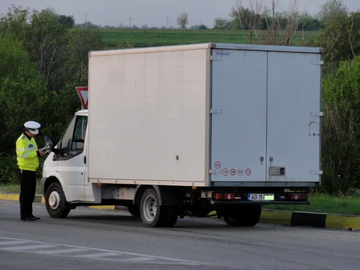 Poliţiştii olteni continuă să descopere nereguli în sectorul panificaţiei... (FOTO: Mugurel Manea)