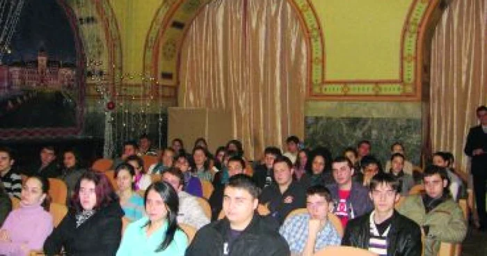 Studenţii vor învăţa ce înseamnă să lucrezi într-o firmă de top