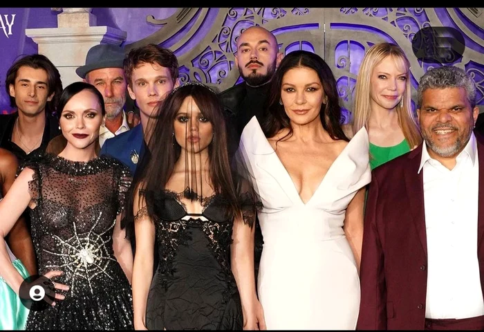 Victor Dorobanțu, la  premiera serialului, chiar  în spatele actriței Catherine Zeta Jones