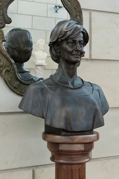 Bustul Majestății Sale Margareta, realizat de sculptorul Bogdan Ioan