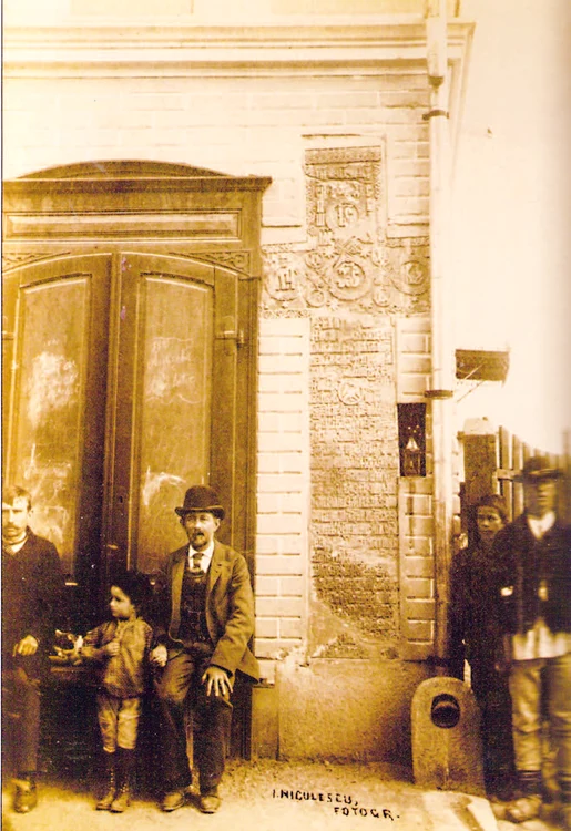 Casa Nae Ionescu-Berechet având Crucea Jurământului încastrată în fațadă, surprinsă într-o fotografie din 1891 de Ion Niculescu