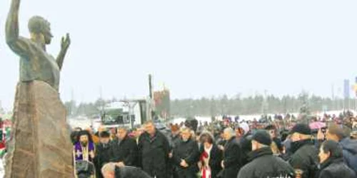Aproape trei mii de oameni au asistat la dezvelirea bustului lui Marian Cozma