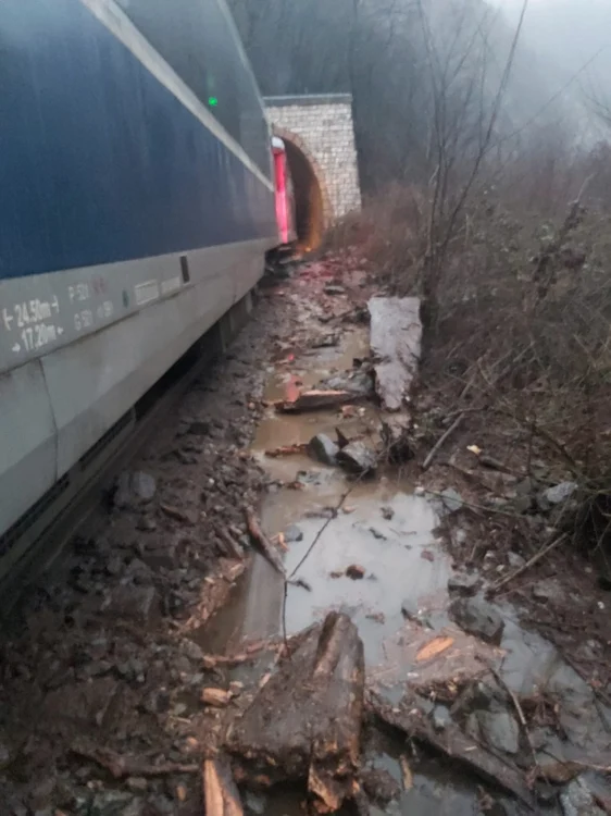 Traficul feroviar pe Valea Oltului închis temporar în urma precipitaţiilor abundente şi a aluviunilor de pe şine care au dus la deraierea unui tren Foto Adevărul