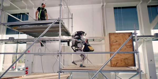 Robotul Atlas de la Boston Dynamics pe un șantier de construcții cărând o trusă de scule  FOTO Profimedia jpg