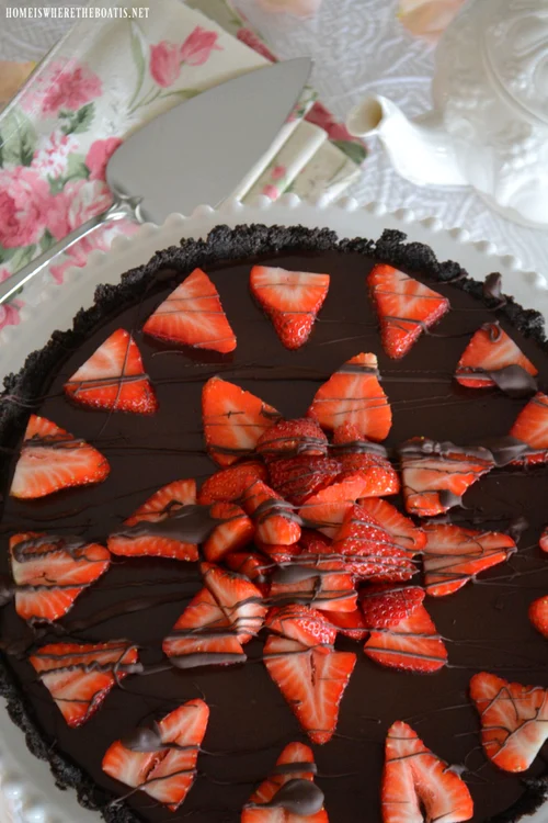 tartă de ciocolată cu căpşuni no bake jpeg