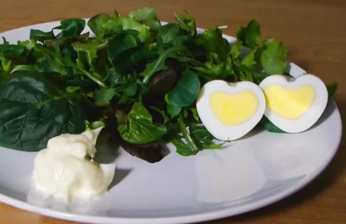 
    „Sfaturi în bucătărie” este o rubrică în care înveți fel și fel de trucuri. Cum să tai un ou în formă de inimă este nimic mai simplu dacă urmărești instrucțiunilefoto: Click!  