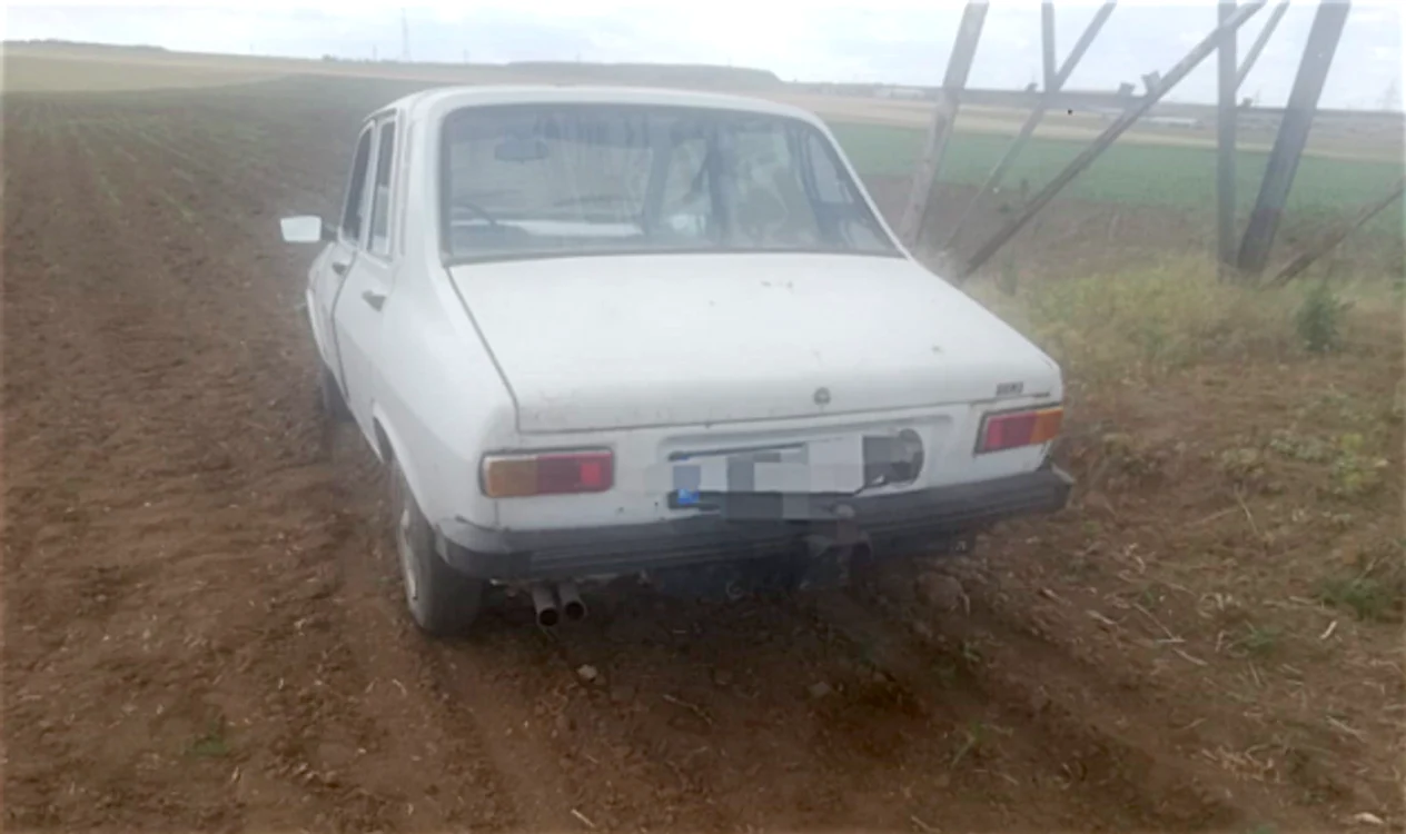 Dacie 1300 urmărită de Poliţia Rutieră Ovidiu şi oprită în câmp Sursa martor