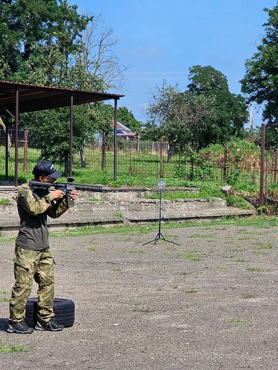 Tinerii învață să tragă la țintă FOTO Tabăra Militară de Airsoft Csabt
