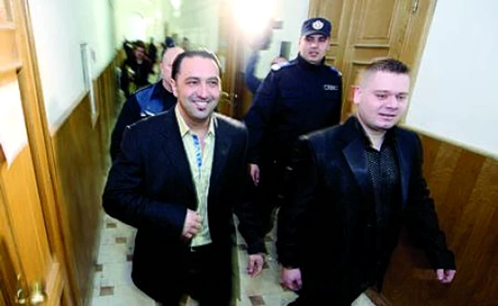 Lucian Torj (stânga) face spectacol în instanţă