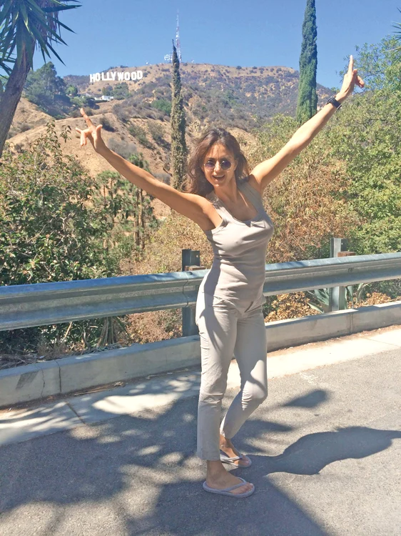 
    Ramona Bădescu şi-a scos sânii superbi la înaintare, la HollywoodFoto: Arhiva personală  