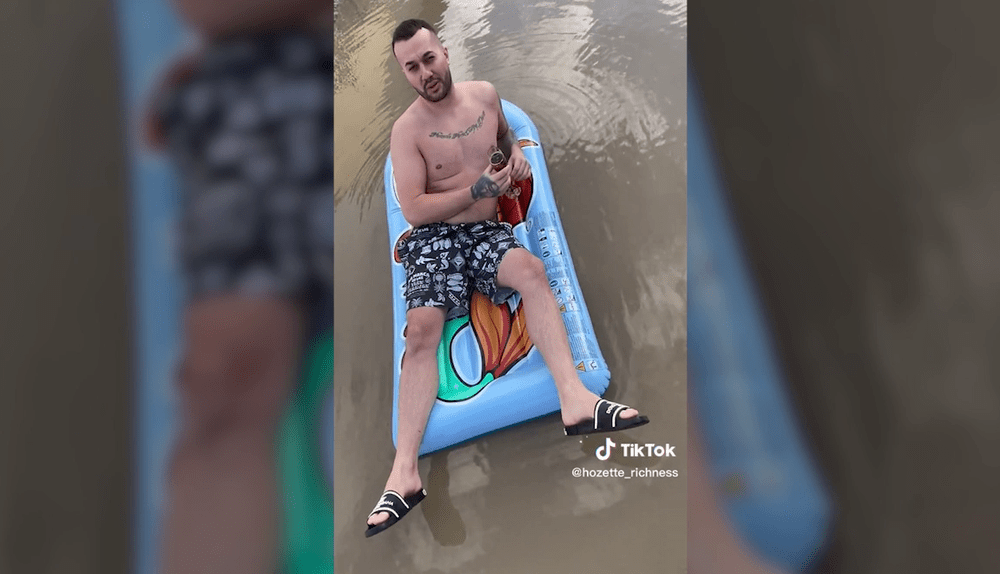 Invitația năstrușnică a unui vlogger pe o stradă din Râmnicu Sărat. La „piscină” cu salteaua, după topirea zăpezii VIDEO  
