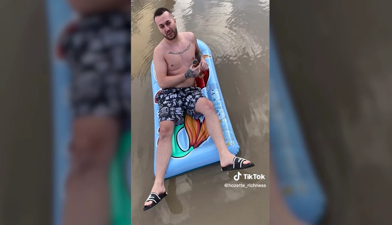 Tânărul a ieșit la bronzat în fața porții. Captură video