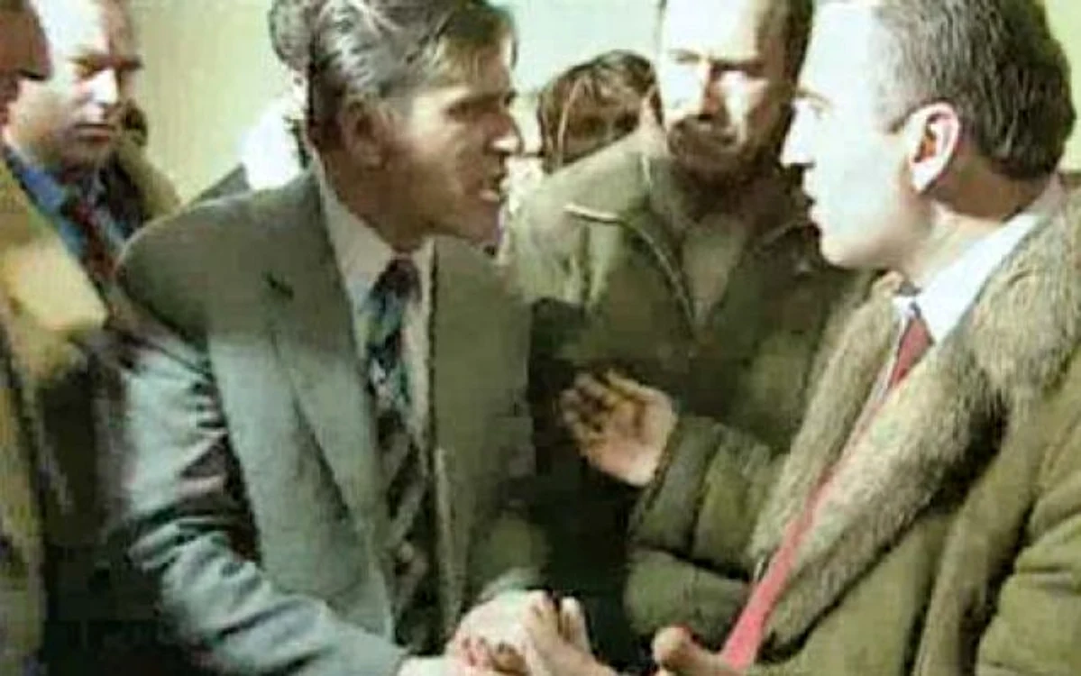 Mihai Voicu (cu cojoc) s-a autoproclamat şef peste Televiziune la câteva minute după fuga lui Nicolae Ceauşescu şi l-a ameninţat pe directorul TVR, Petre Constantin (foto stânga)  capturi tvr