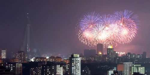 Artificii pe cerul din Phenian pentru a marca aniversarea a 60 de ani de la sfarsitul razboiului FOTO Mediafax/AFP