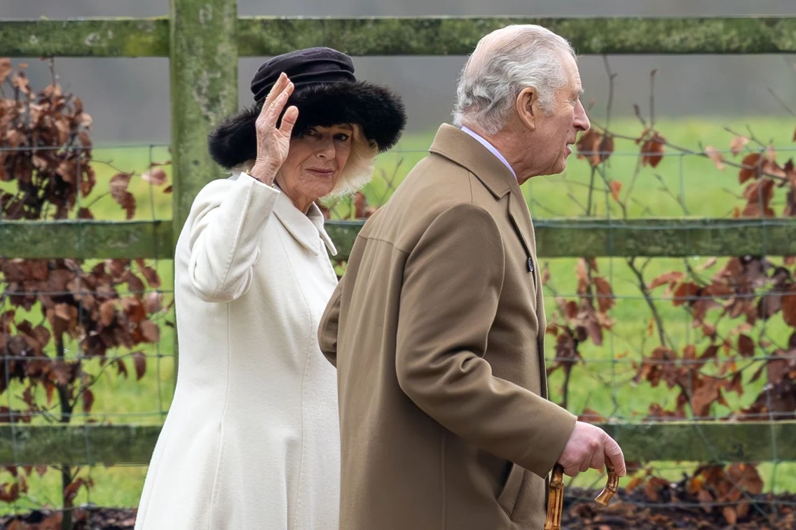 Regele Charles și Regina Camilla la sluja duminicală, pe domeniul Sandringham. FOTO: Profimedia