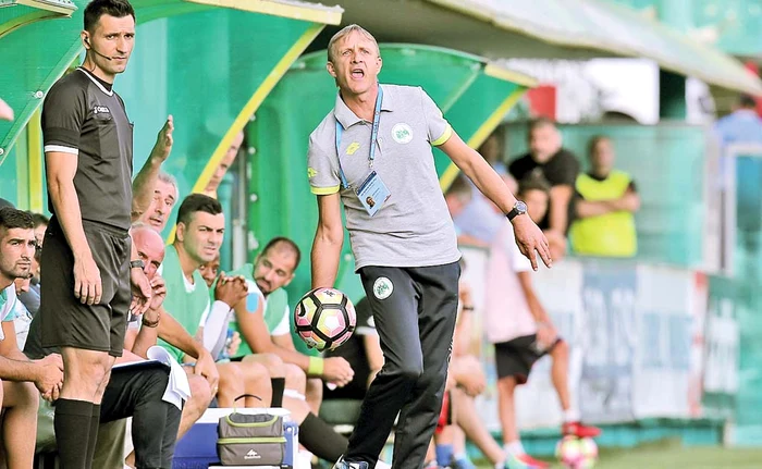 
    Emil Săndoi este  o fostă glorie a  defunctei  Universitatea  Craiova  