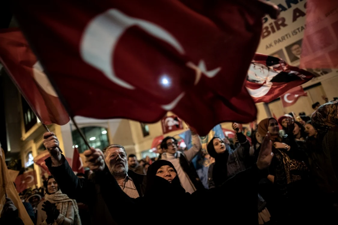 Suporterii Partidului Justiţiei şi Dezvoltării (Partidul AK) cu steaguri sărbătoresc primele rezultate ale alegrilor pentru primăria din Istanbul la alegerile locale din Istanbul Turcia FOTO EPA-EFE / Sedat Suna