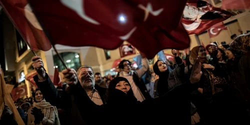 Suporterii Partidului Justiţiei şi Dezvoltării (Partidul AK) cu steaguri sărbătoresc primele rezultate ale alegrilor pentru primăria din Istanbul la alegerile locale din Istanbul Turcia FOTO EPA-EFE / Sedat Suna