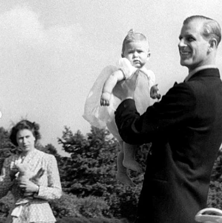 Charles, în copilărie, alături de mama și de tatăl său 