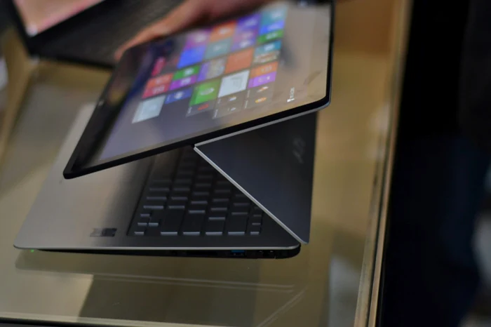 Sony Vaio Fit multi-flip, un laptop hibrid care se dă peste cap şi devine tabletă. FOTO Răzvan Băltăreţu/Adevărula