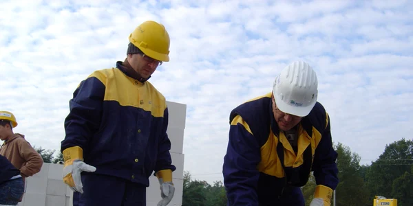 Botoşani: Voluntarii muncesc pentru reconstrucţia caselor distruse de ape