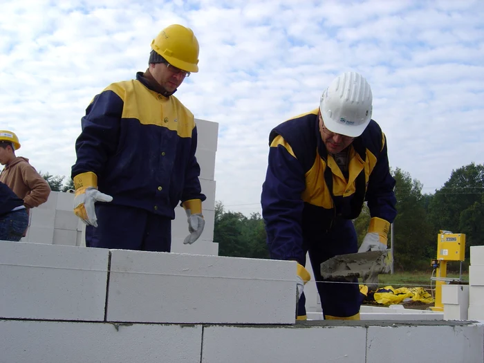 Botoşani: Voluntarii muncesc pentru reconstrucţia caselor distruse de ape