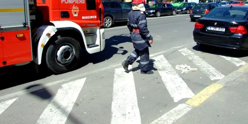 Bucată de tencuială desprinsă de pe un bloc din Constanţa Foto Sînziana Ionescu