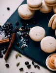 Macarons cu caramel sarat  Sursa foto shutterstock 422279164 jpg