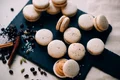 Macarons cu caramel sarat  Sursa foto shutterstock 422279164 jpg