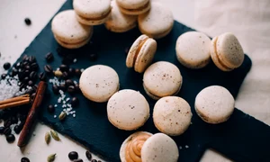 Macarons cu caramel sarat  Sursa foto shutterstock 422279164 jpg