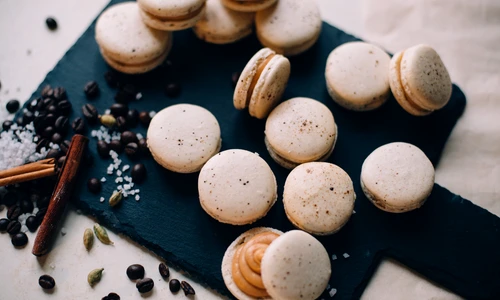 Macarons cu caramel sarat  Sursa foto shutterstock 422279164 jpg