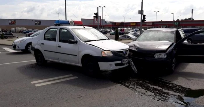 Şoferul maşinii  de poliţie nu a acordat prioritate în tarfic. Foto: ziarulunirea.ro