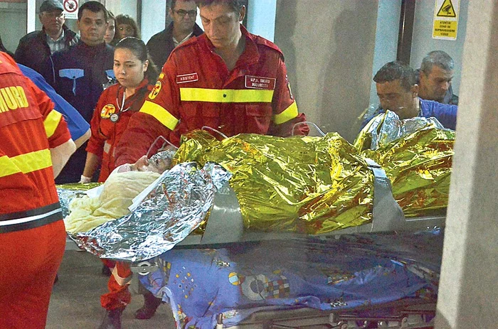 Zeci de ambulanțe au preluat răniții cu arsuri grave