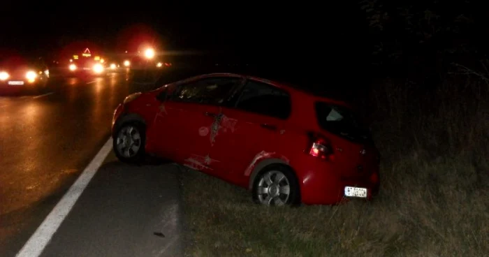 Autoturismul s-a răsturnat de două ori şi a revenit pe roţi