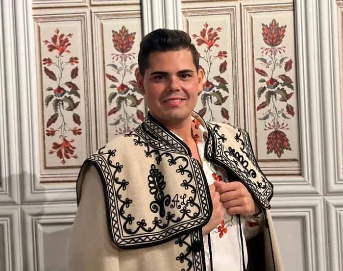 Povestea tânărului care readuce colindul la ușa caselor din sudul Olteniei. „M-am îndrăgostit de cultura tradițională”