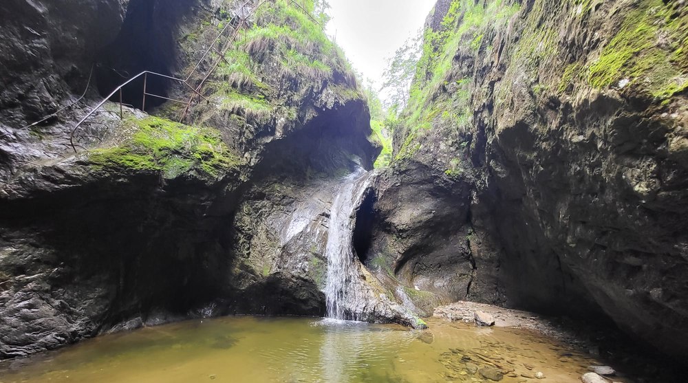 Cum arată unul dintre cele mai frumoase și spectaculoase trasee montane din România. Peisaje și cascade ce îți taie respirația VIDEO